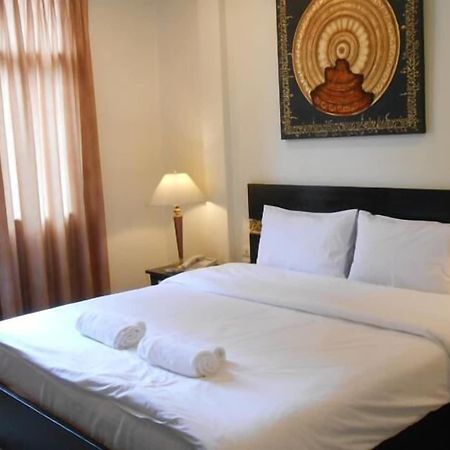 The Bang Khun Phrom Suites Banguecoque Exterior foto
