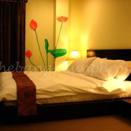 The Bang Khun Phrom Suites Banguecoque Exterior foto