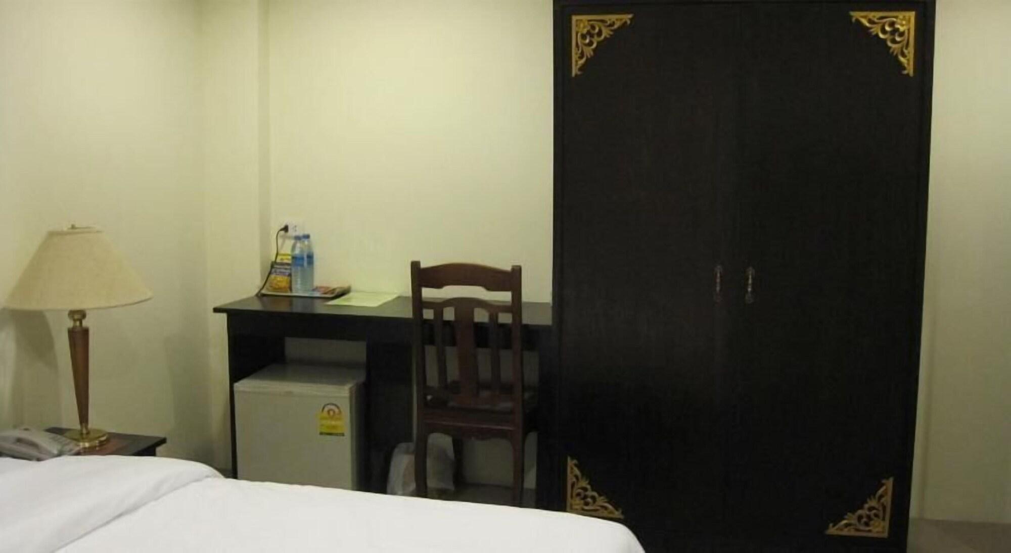 The Bang Khun Phrom Suites Banguecoque Exterior foto