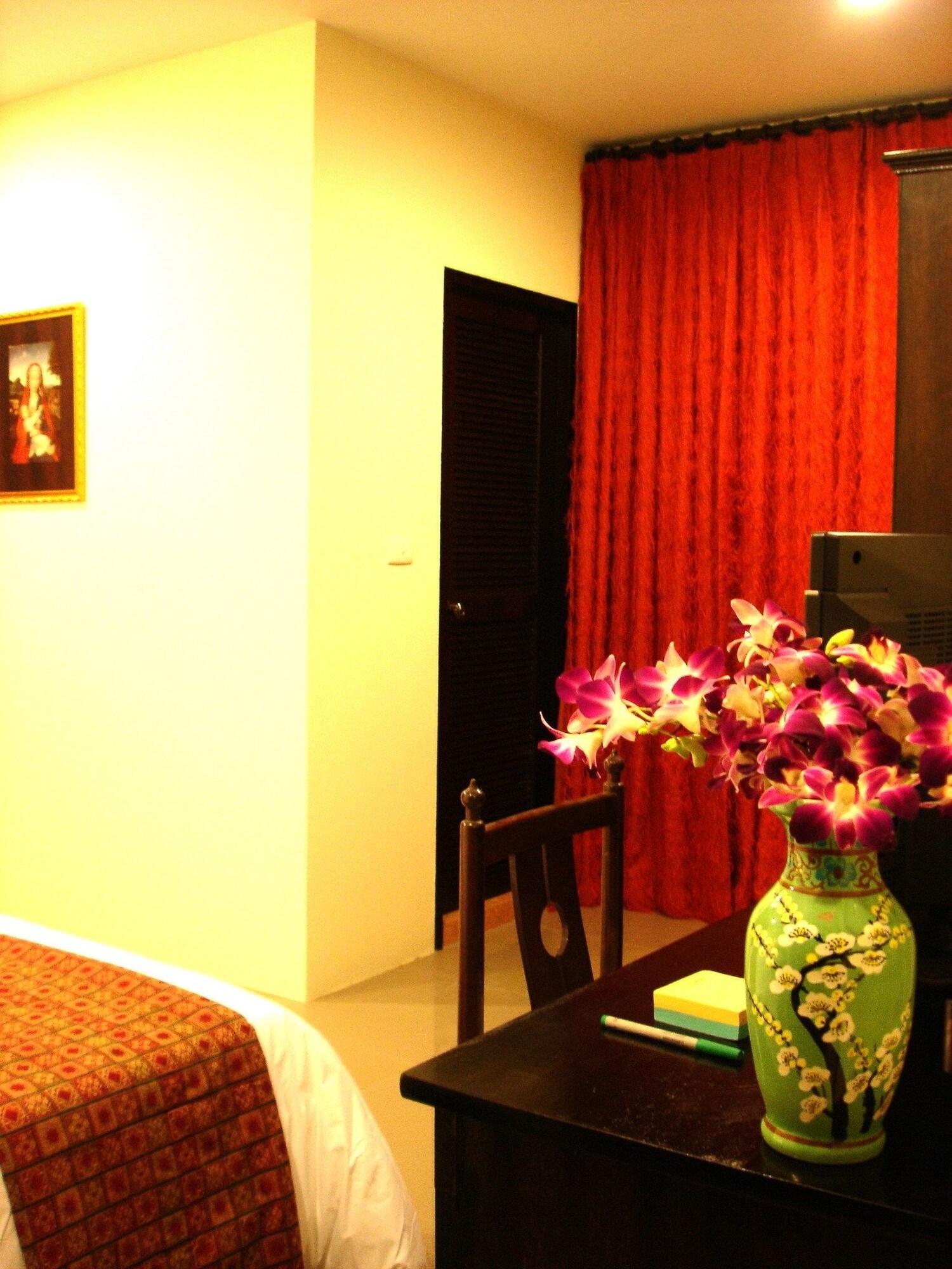 The Bang Khun Phrom Suites Banguecoque Exterior foto