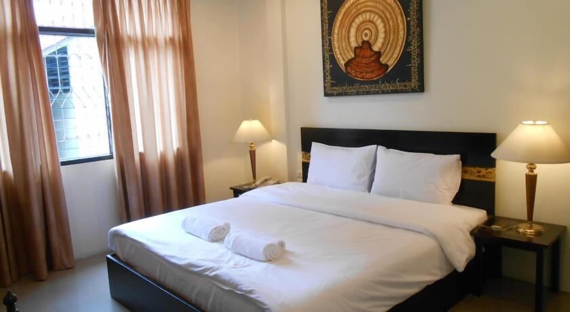 The Bang Khun Phrom Suites Banguecoque Exterior foto