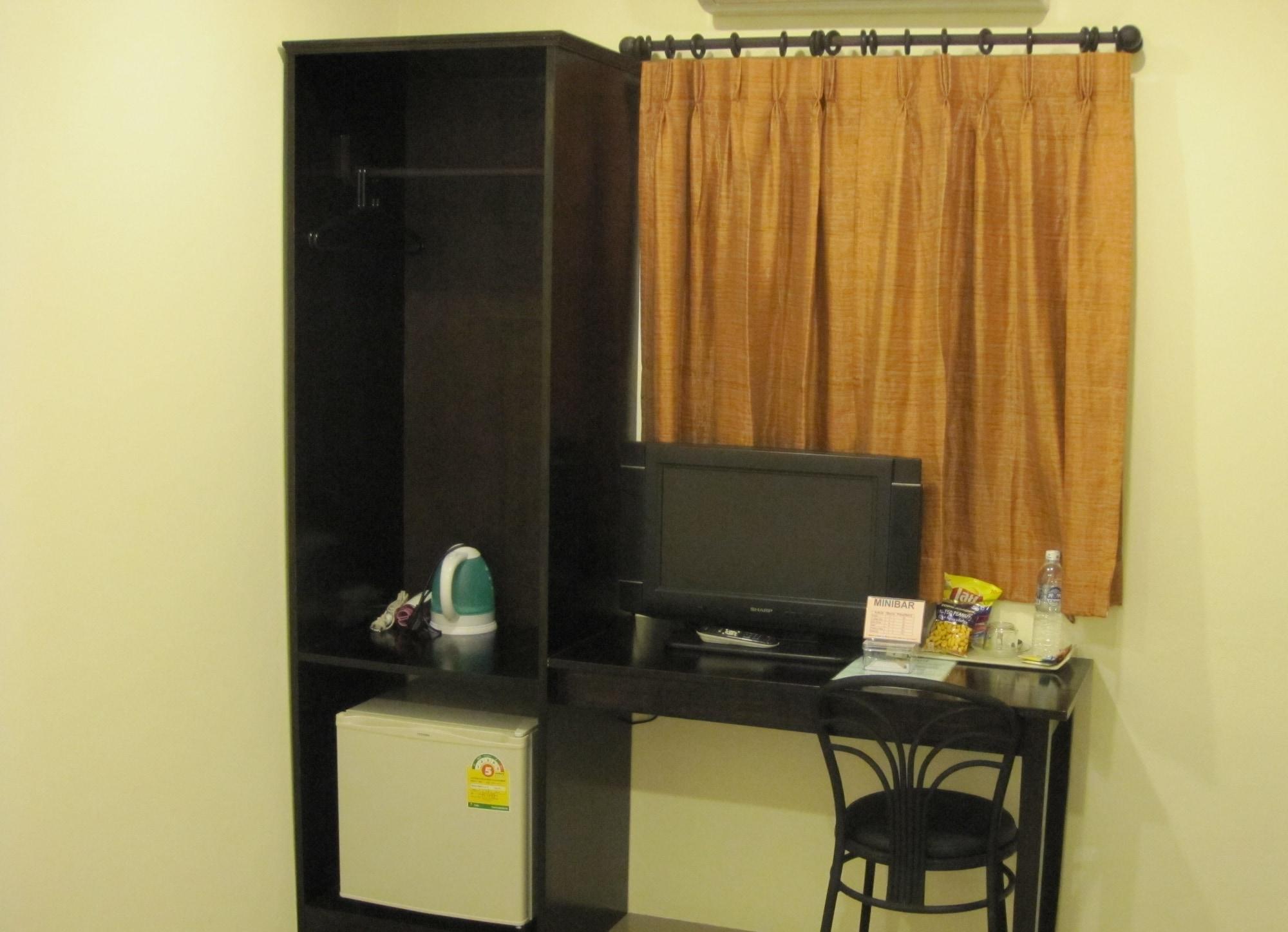 The Bang Khun Phrom Suites Banguecoque Exterior foto
