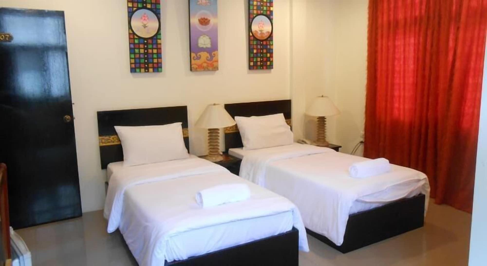 The Bang Khun Phrom Suites Banguecoque Exterior foto