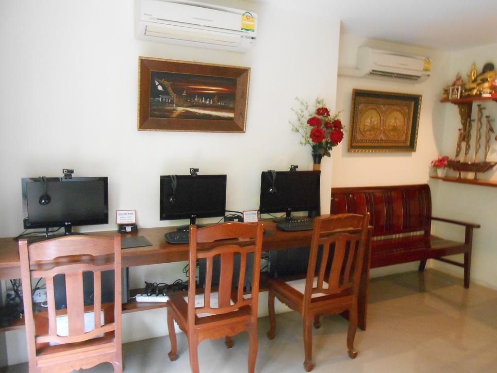 The Bang Khun Phrom Suites Banguecoque Exterior foto