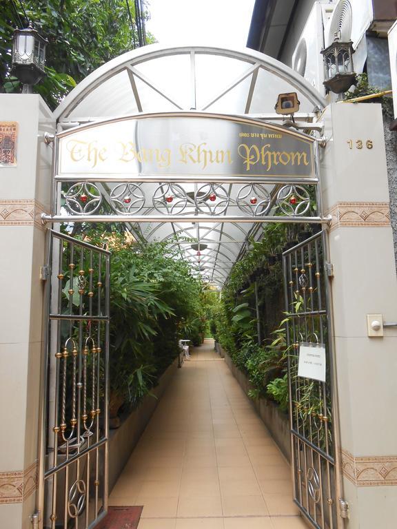 The Bang Khun Phrom Suites Banguecoque Exterior foto