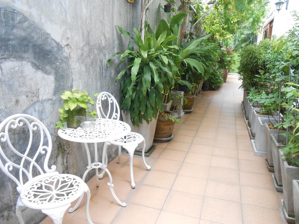 The Bang Khun Phrom Suites Banguecoque Exterior foto