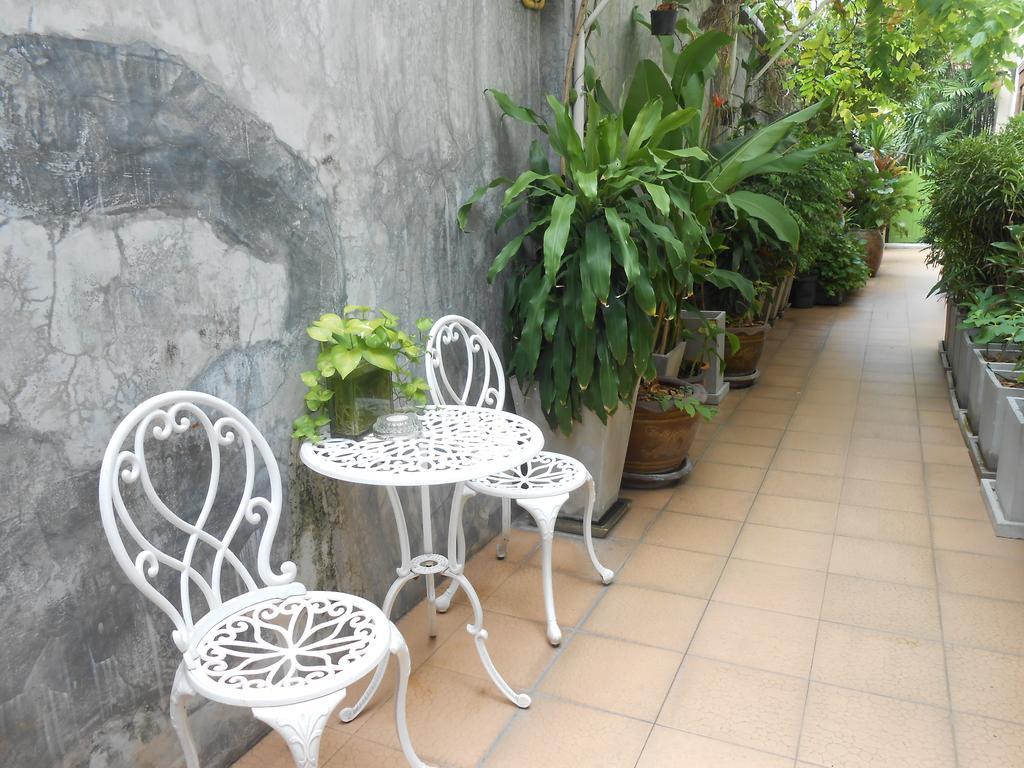 The Bang Khun Phrom Suites Banguecoque Exterior foto