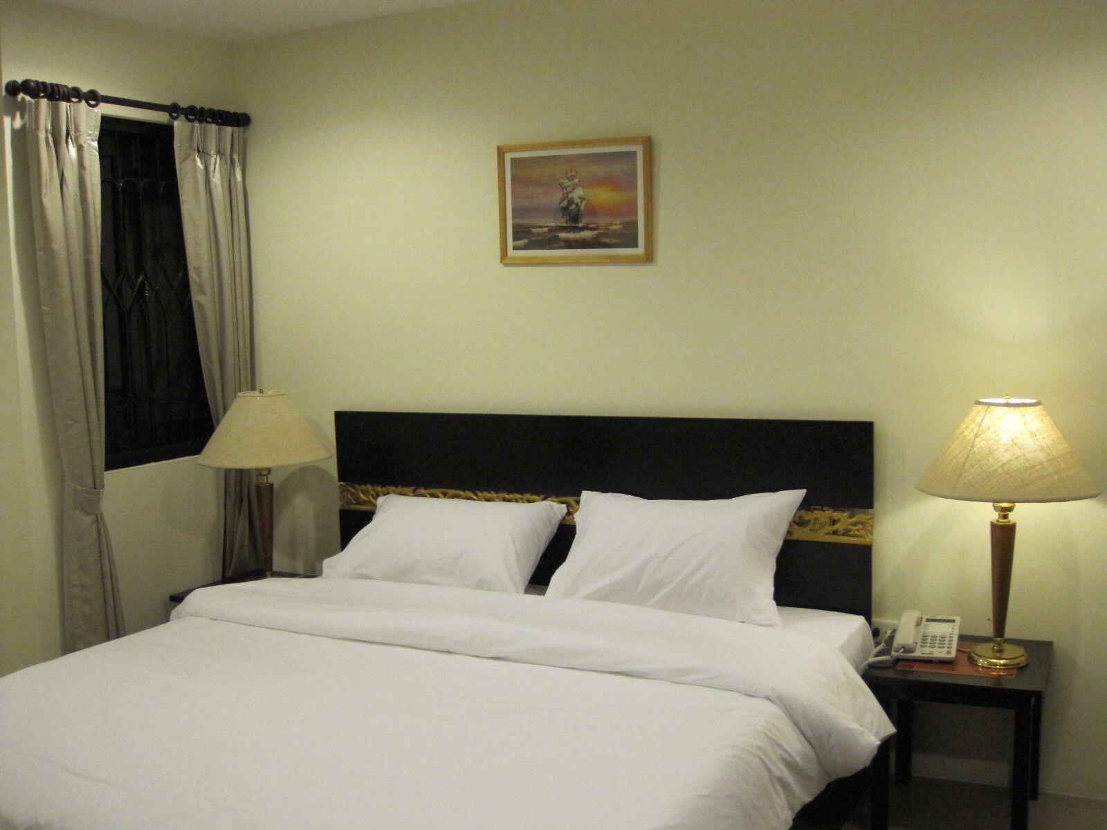 The Bang Khun Phrom Suites Banguecoque Exterior foto