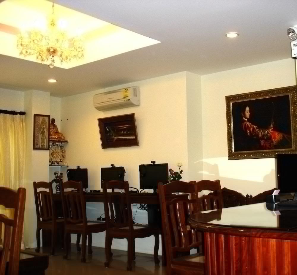 The Bang Khun Phrom Suites Banguecoque Exterior foto