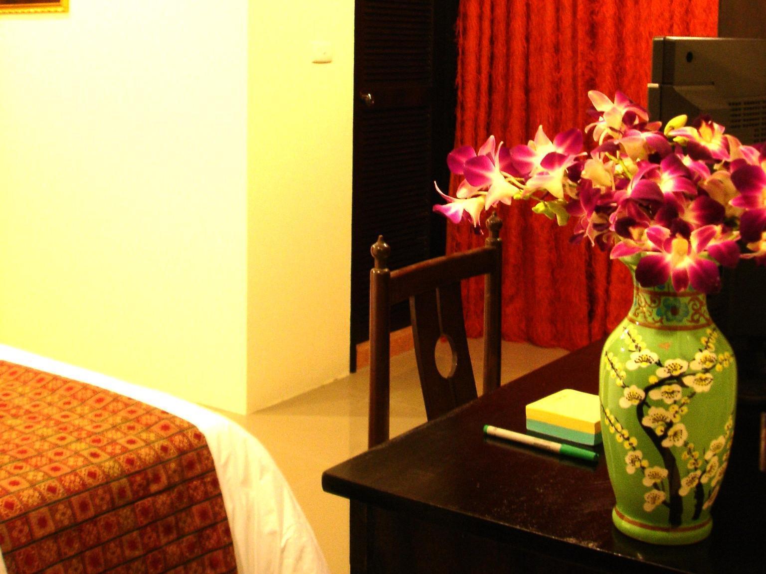 The Bang Khun Phrom Suites Banguecoque Exterior foto