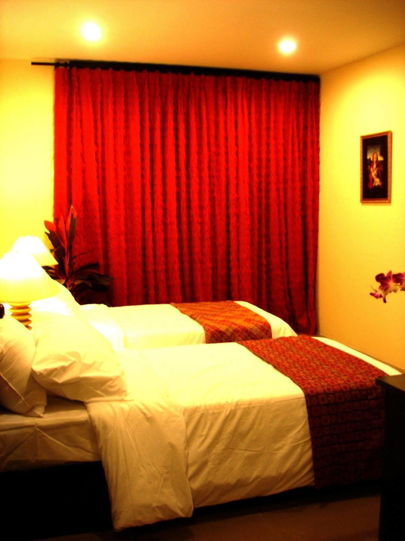 The Bang Khun Phrom Suites Banguecoque Exterior foto