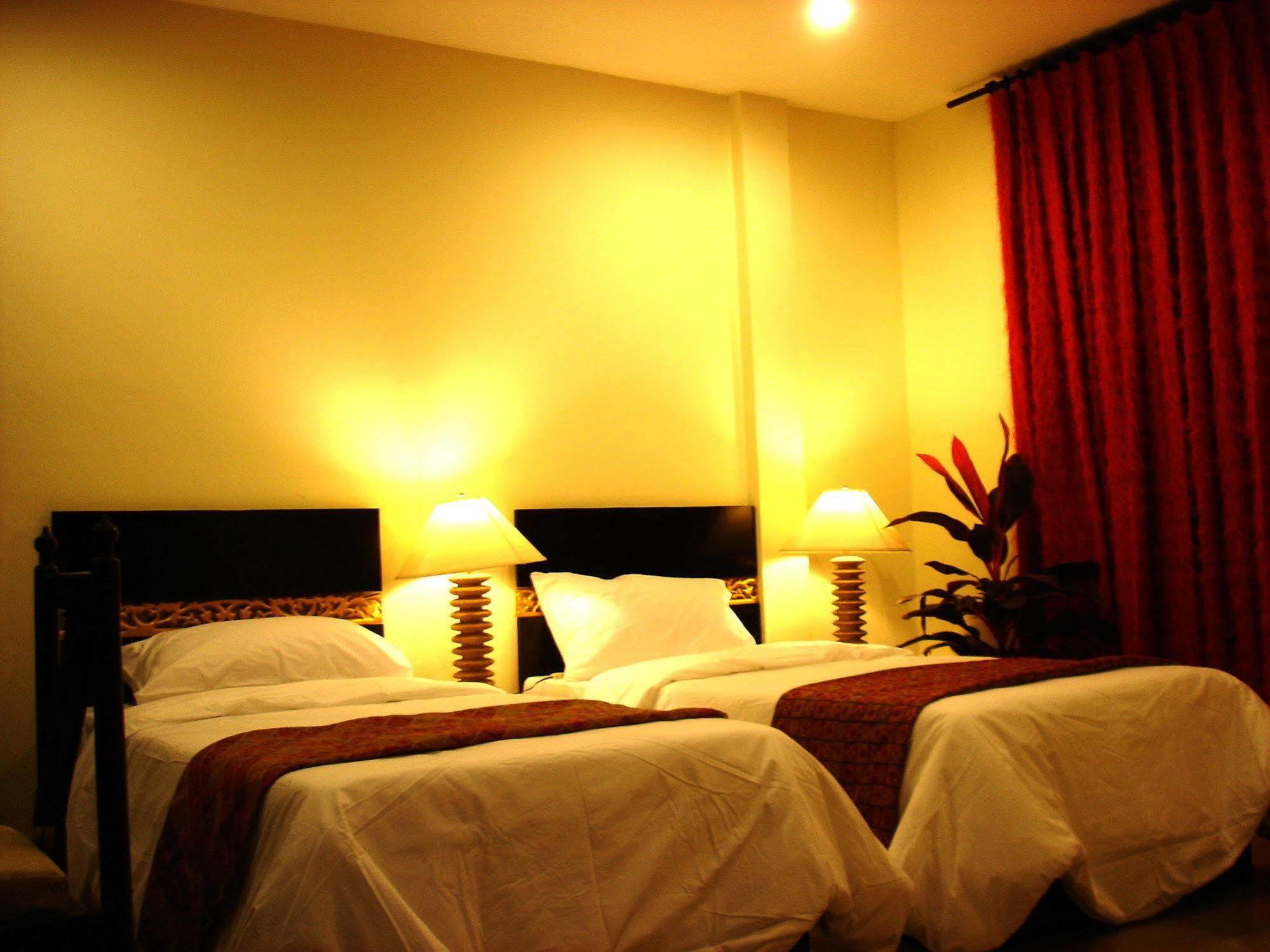 The Bang Khun Phrom Suites Banguecoque Exterior foto