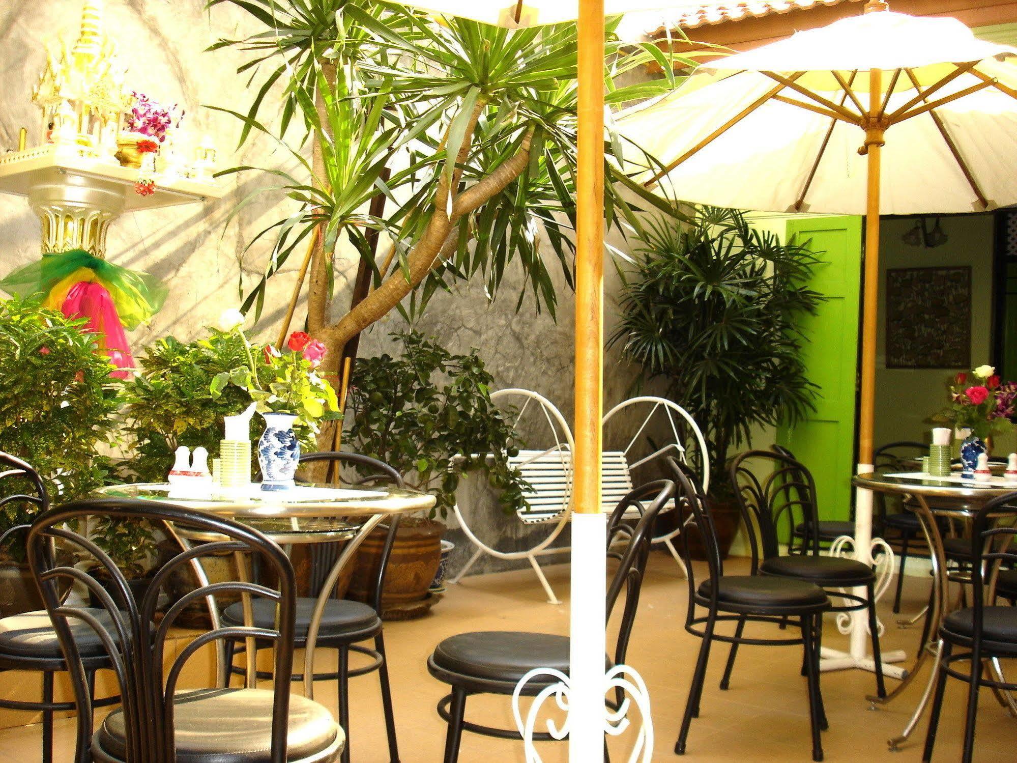 The Bang Khun Phrom Suites Banguecoque Exterior foto