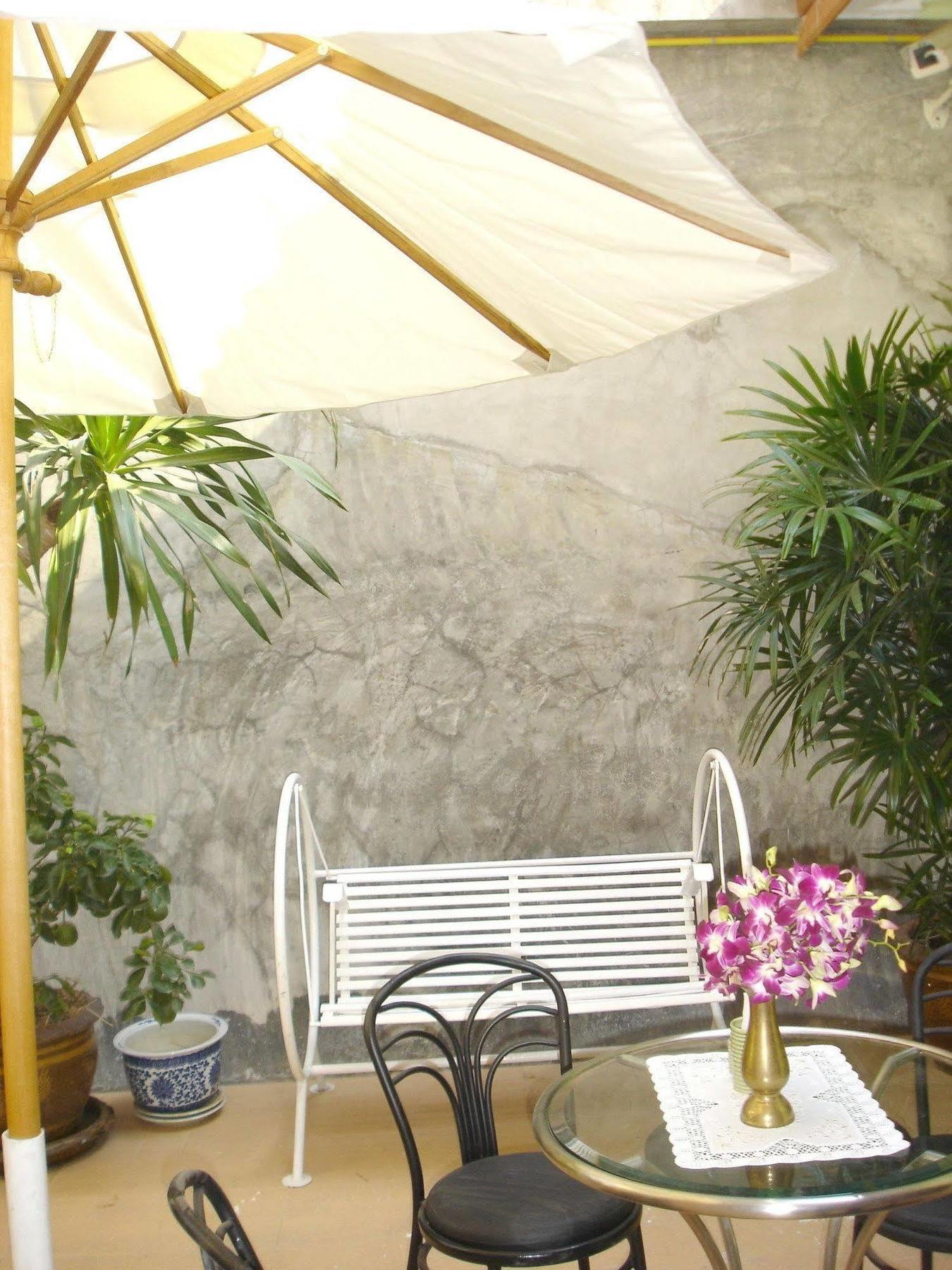 The Bang Khun Phrom Suites Banguecoque Exterior foto