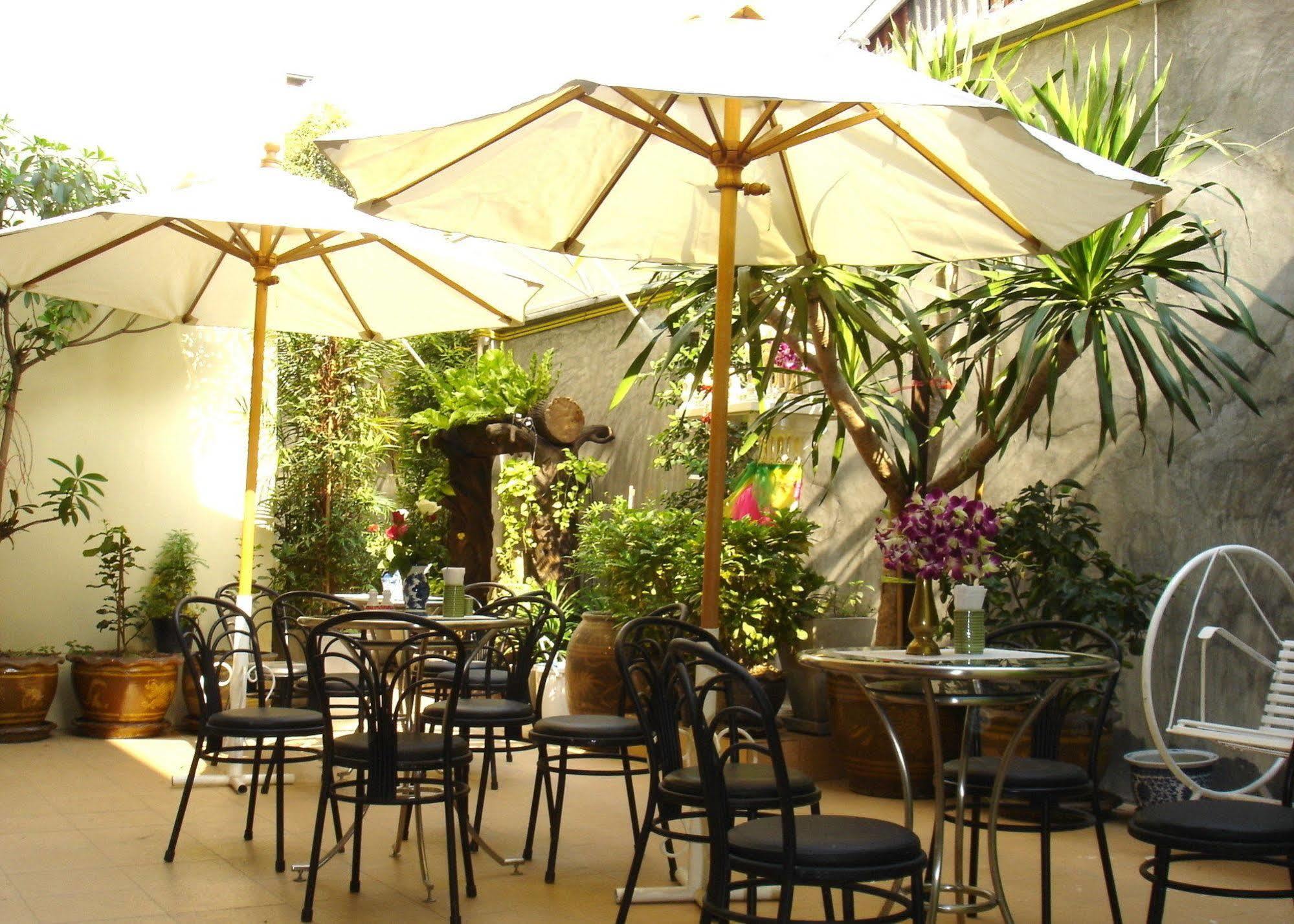 The Bang Khun Phrom Suites Banguecoque Exterior foto