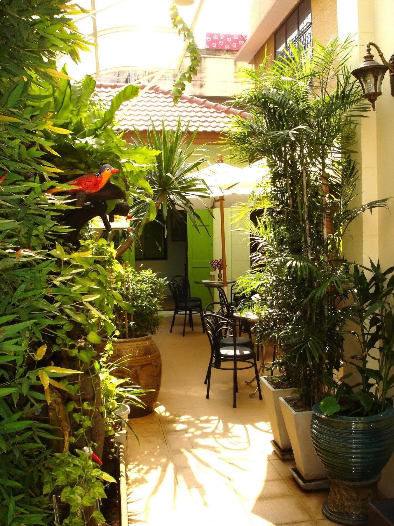 The Bang Khun Phrom Suites Banguecoque Exterior foto